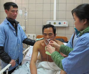 Em gái út đau đớn xin bác sĩ bỏ anh trai, cứu bố mẹ