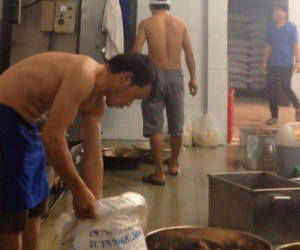 Hãi hùng suất ăn công nghiệp: Khâu nào cũng bẩn