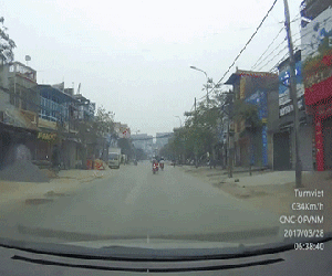 Lái xe bằng 1 tay, cô gái trẻ nhận ngay kết quả buồn