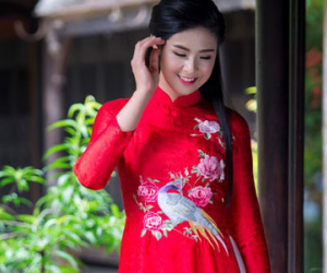 Ngọc Hân duyên dáng trong tà áo dài lụa tơ tằm
