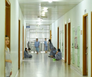 Người phụ nữ phát điên vì phải lấy kẻ hãm hiếp mình làm chồng