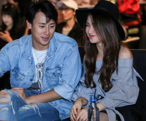 Rocker Nguyễn thân mật Hòa Minzy tại sự kiện