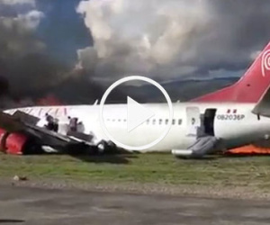 Video: Máy bay bốc cháy giữa không trung, 141 hành khách thoát chết