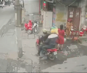 Camera ghi hình 2 thanh niên nghi giật trang sức trên phố