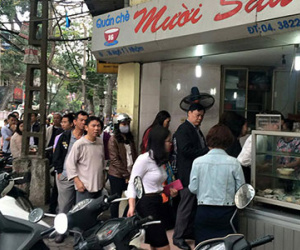 Dân Thủ đô xếp hàng mua bánh trôi, bánh chay ngày Tết Hàn Thực