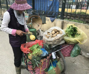 Đi xin cơm thừa, bà bán rau tiết kiệm 700 triệu làm hồi môn
