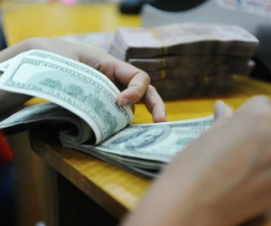 Giá USD bật tăng sau khi xuống đáy hơn 1 tháng