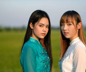 Hot girl Thái hát "Bèo dạt mây trôi" bất ngờ khoe ảnh mặc áo dài