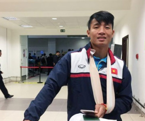 Tiến Dũng băng tay trở về Việt Nam tái khám sau chấn thương