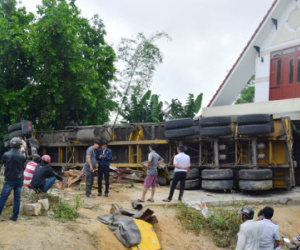 Xe container lật nhào, rơ moóc lao vào nhà dân, 2 người bị thương nặng