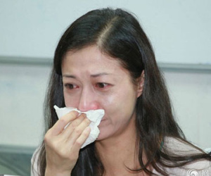 Bồ cũ nức nở giữa họp báo, tuyên bố không nhận 1 xu từ Thành Long