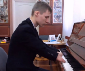 Chàng trai cụt hai bàn tay đánh piano cực hay hút dân mạng