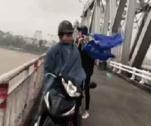 Chùm ảnh: Người dân Hà Nội chật vật đến công sở sau cơn mưa kèm gió giật từ sáng sớm