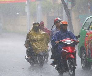 Mưa trái mùa, giông lốc còn xảy ra trong một vài ngày tới