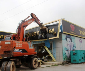 Quảng Ninh phá dỡ cửa hàng xây trái phép