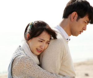 Từng quỳ gối xin ba mẹ cho cưới, chàng trai vẫn bỏ bạn gái 10 năm vì người thứ ba