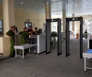 Vào trụ sở UBND TP kiểm tra an ninh như sân bay