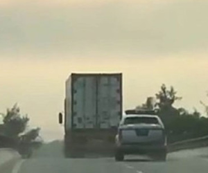 Video: Xe container lạng lách, chèn ép xe CSGT trên quốc lộ 1A