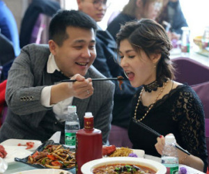 Chàng trai không xe, không nhà vẫn cưới được vợ hot girl