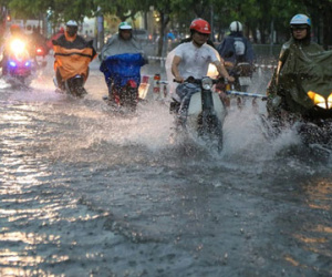 Chùm ảnh: Chiều tối ngày cá tháng Tư, nhiều tuyến đường ở Sài Gòn vẫn còn chìm trong biển nước!