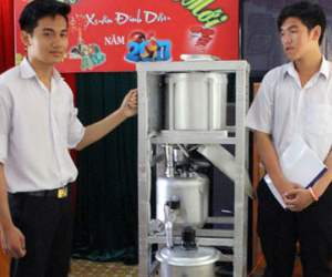 Hai học sinh sáng chế máy làm bánh xoài đoạt giải 2 toàn quốc