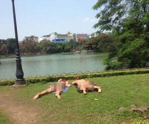Hai nữ du khách nước ngoài thản nhiên mặc bikini "tắm nắng" bên Hồ Gươm