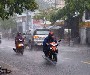 Sài Gòn mưa trái mùa kèm sấm sét, gió giật mạnh