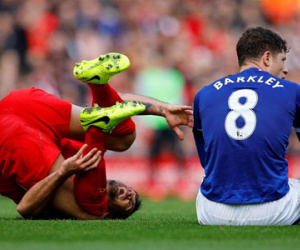 Trung vệ Liverpool suýt gãy chân ở trận derby khốc liệt