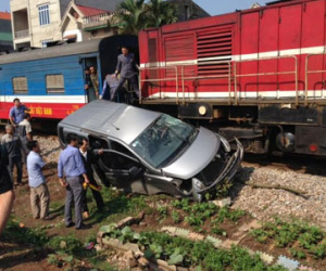 Xe va chạm với tàu hỏa, hai người bị thương