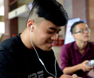 Đau đầu, không nên tự uống thuốc giảm đau