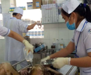 Đổ xăng tự thiêu tại đám giỗ nhà chồng
