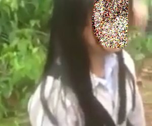 Nữ sinh lớp 9 bắt bạn quỳ giữa đường rồi tát vào mặt