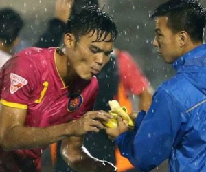 Pha ăn chuối kinh điển của Man United được tái hiện ở V-League