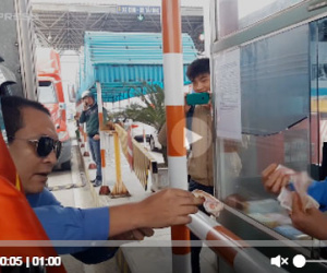 Video: Tài xế dùng tiền lẻ mua vé qua cầu Bến Thủy, gây tắc nghẽn giao thông