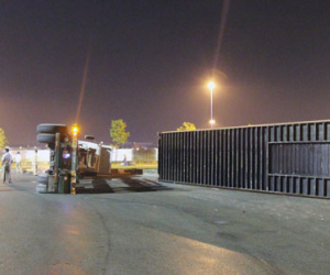 Thùng container liên tiếp văng xuống đường Sài Gòn