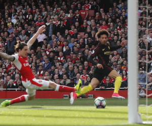 Arsenal chật vật cầm chân M.C tại Emirates