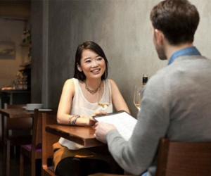 Chồng tôi thản nhiên rút 500 ngàn đưa cho gái lạ rồi tiễn cô ta ra về mà không hề nhìn đến tôi