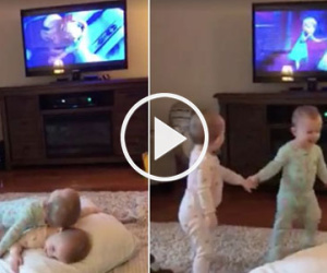 Clip cặp sinh đôi diễn sâu "đốn tim" hàng triệu người