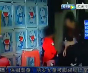 Clip sốc: Người giúp việc thẳng tay tát mặt, đá liên tiếp vào người bé gái 2 tuổi