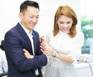 Thanh Thảo rạng rỡ khi bạn trai Việt kiều tháp tùng đi từ thiện