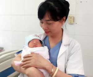 Bé gái Việt Nam nặng 3,3kg chào đời từ trứng đông lạnh