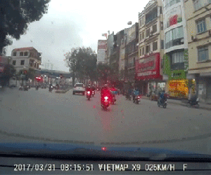 Clip: Bồn nước rơi tự do từ nhà 5 tầng xuống đất, 2 người thoát chết trong gang tấc