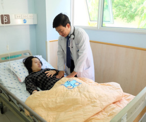 Cô gái xỉu giữa cơ quan vì buồng trứng bỗng dưng bị xoắn