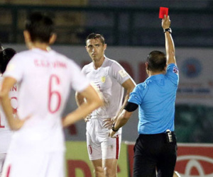 Công Vinh sang châu Âu tuyển đàn em Ibrahimovic thay tiền đạo "chân gỗ"