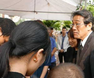 Đại sứ Nhật Bản tới thắp hương chia buồn cùng gia đình bé Nhật Linh