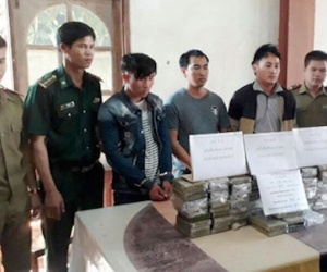 Hai ôtô chở 97 bánh heroin bị chặn ở biên giới