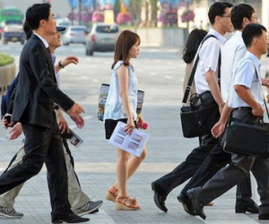 Hàn Quốc cho viên chức về nhà sớm 1 lần/tháng