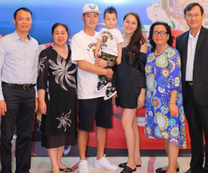 Ngọc Thạch mừng sinh nhật 2 tuổi cho con trai ở khách sạn 5 sao