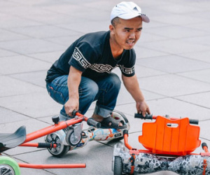 Những mảnh đời mưu sinh trên phố đi bộ