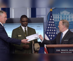 Ông Trump bị "bóc mẽ" vụ tặng tiền lương cho công viên
